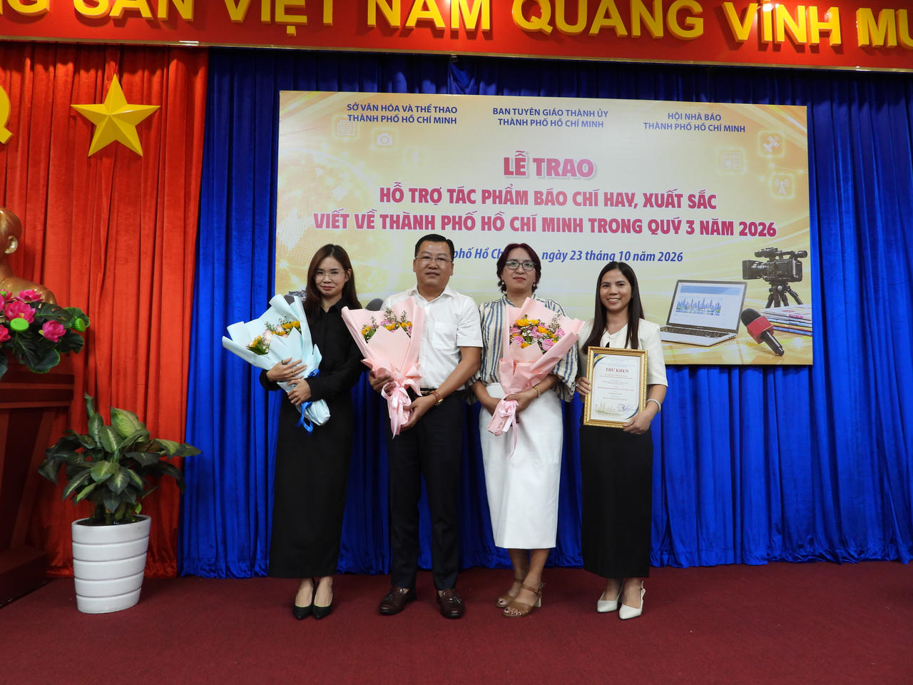 Báo Pháp luật Việt Nam nhận khen thưởng nhóm 1 thể loại phóng sự, điều tra, phim tài liệu. (Ảnh: Xuân Sang)