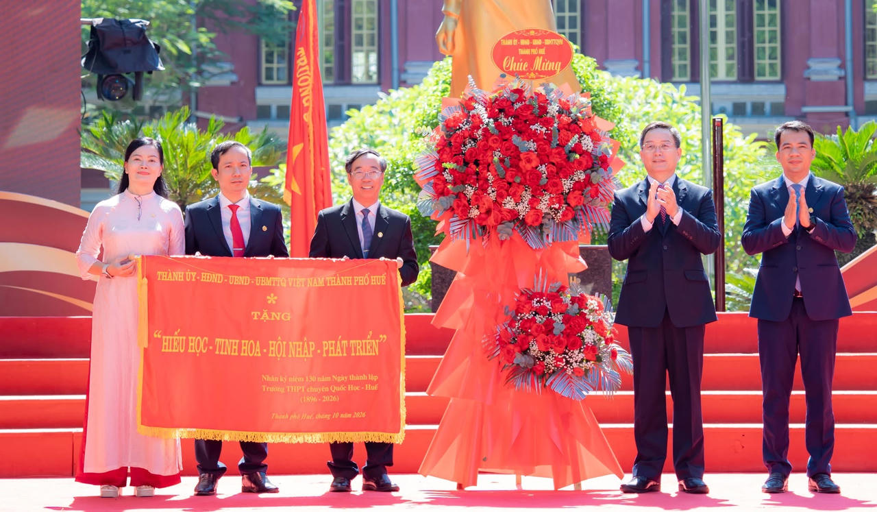 Ông Nguyễn Đình Trung, UVTW Đảng, Bí thư Thành ủy Huế, Trưởng Đoàn ĐBQH thành phố và ông Trần Hữu Thuỳ Giang, Phó Chủ tịch UBND thành phố trao tặng bức trướng cho Trường Quốc Học – Huế. (Ảnh: UBND TP Huế)