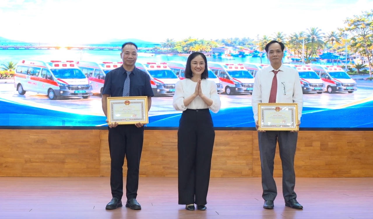 Bà Nguyễn Thị Kim Loan, PCT UBND đặc khu Phú Quốc tặng Bằng khen của Chủ tịch UBND tỉnh An Giang cho tập thể Bệnh viện Vinmec Phú Quốc và Trung tâm Y tế Phú Quốc.  Ảnh: Khánh Thùy