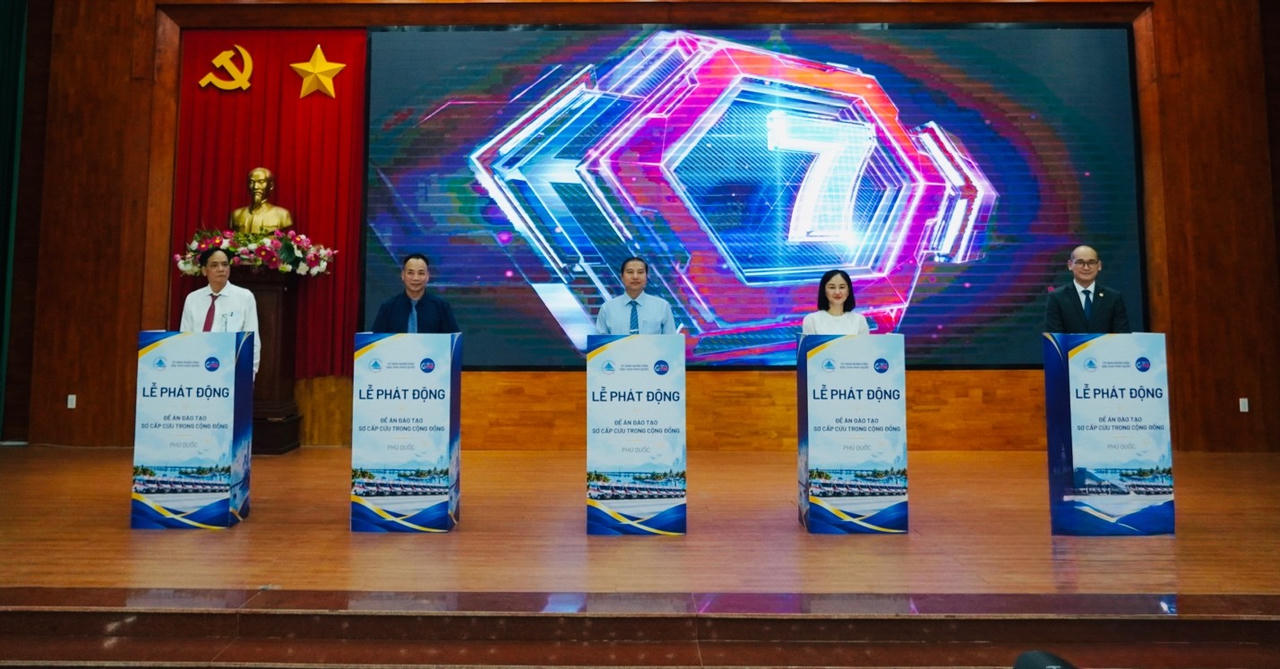 Bà Nguyễn Thị Kim Loan, PCT UBND đặc khu Phú Quốc cùng đại diện lãnh đạo Sở Y tế An Giang, Bệnh viện Vinmec Phú Quốc, Trung tâm Y tế Phú Quốc nhấn nút phát động.  Ảnh: Khánh Thùy