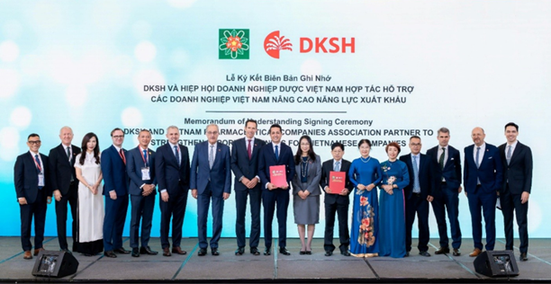 Lễ ký kết Biên bản ghi nhớ (MOU) được tổ chức với sự hiện diện của Ngài Guy Parmelin, Tổng thống Liên bang Thụy Sĩ; Ngài Thomas Gass, Đại sứ Thụy Sĩ tại Việt Nam; Bà Châu Mai Anh, Đại sứ Việt Nam tại Thụy Sĩ; đại diện lãnh đạo các cơ quan chính phủ cấp cao của Việt Nam và Thụy Sĩ, cùng lãnh đạo Hiệp hội Doanh nghiệp Dược Việt Nam (VNPCA) và DKSH.