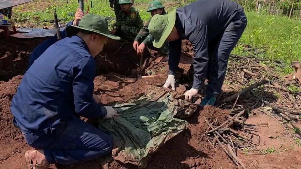 Cán bộ, chiến sĩ phối hợp tìm kiếm các dấu tích hài cốt liệt sĩ tại khu vực rừng tràm. (Ảnh: Bộ CHQS tỉnh Quảng Trị)