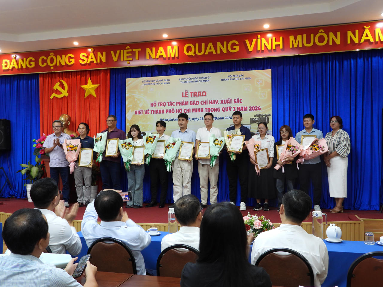 Nhà báo Hà Phương Thảo - Phó Trưởng phụ trách Văn phòng Báo Pháp luật Việt Nam tại TPHCM (ngoài cùng bên phải) dự trao giải và động viên đội ngũ phóng viên Báo Pháp luật Việt Nam. (Ảnh: Xuân Sang)