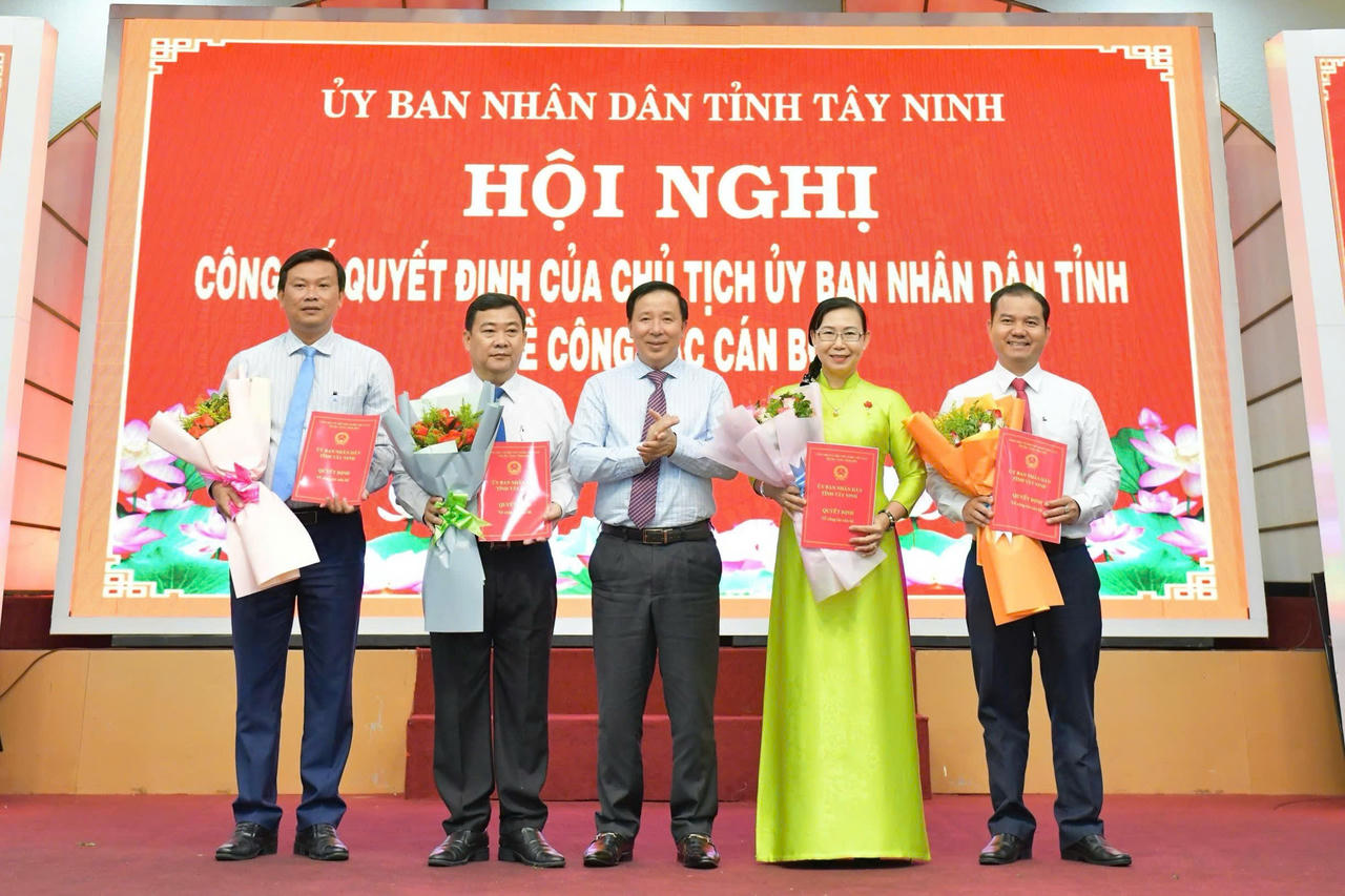 Đồng chí Phan Thị Mỹ Dung (thứ hai từ phải sang), Giám đốc Sở Tư pháp tỉnh Tây Ninh, nhận quyết định tại Hội nghị công bố các quyết định của Chủ tịch UBND tỉnh về công tác cán bộ.