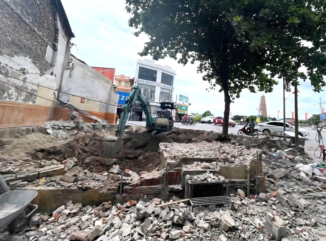 Giải phóng mặt bằng dự án đường tỉnh 477 và cầu Hoàng Long. (Ảnh NH)