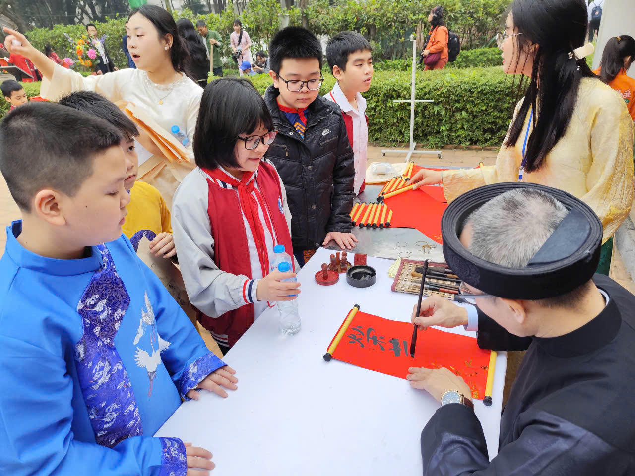 Văn hóa và con người là trụ cột, “hệ điều tiết mềm“ cho phát triển nhanh và bền vững đất nước, do đó phải coi trọng việc giáo dục văn hóa truyền thống cho thế hệ trẻ.(Ảnh: Xuân Hoa)