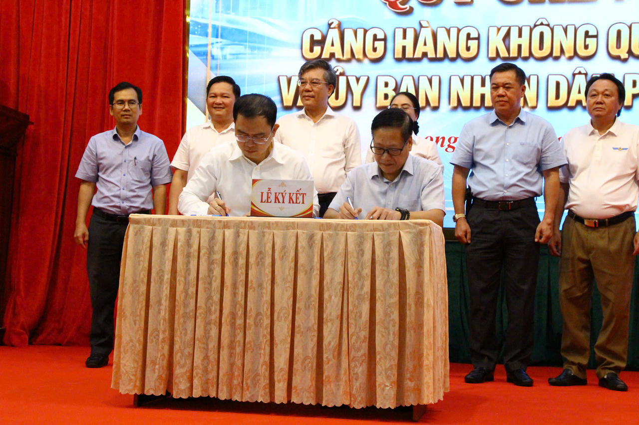 UBND phường Long Thành và Cảng hàng không quốc tế Long Thành ký quy chế phối hợp bảo đảm an ninh, an toàn phục vụ khai thác sân bay. Ảnh: DK
