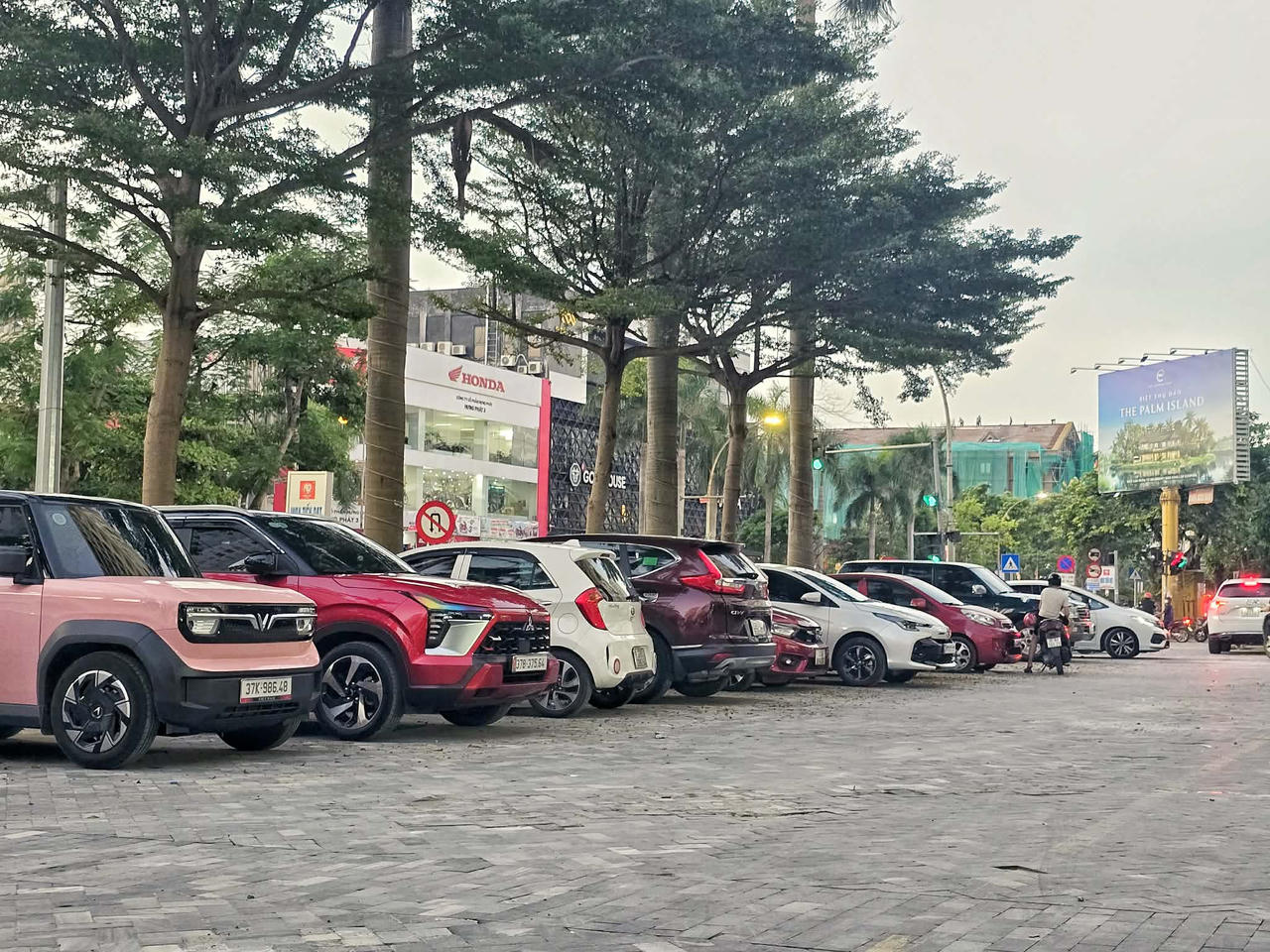 Các phương tiện dừng, đỗ trên vỉa hè ở phường Thành Vinh, tỉnh Nghệ An. Ảnh: Tuyết Lan