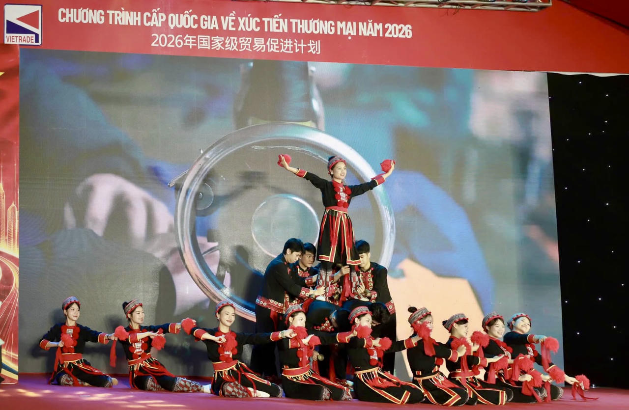 Tiết mục văn nghệ tại buổi lễ. (Ảnh: BTQ)
