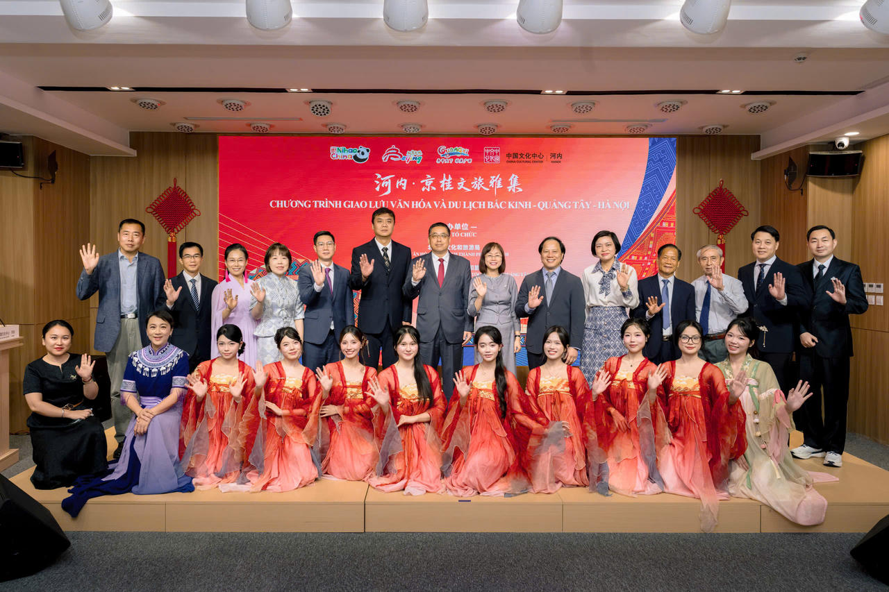 Các đại biểu và nghệ sĩ tại Chương trình "Giao lưu văn hóa và du lịch Bắc Kinh - Quảng Tây - Hà Nội" (Ảnh: BTC).