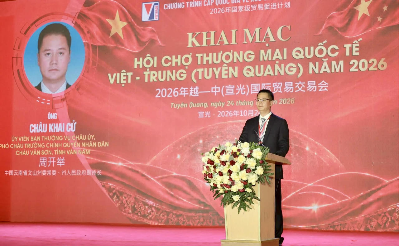 Ông Châu Khai Cử - Ủy viên Ban Thường vụ Châu ủy, Phó Châu trưởng Chính quyền nhân dân châu Văn Sơn, tỉnh Vân Nam, Trung Quốc, phát biểu tại buổi lễ. (Ảnh: BTQ)