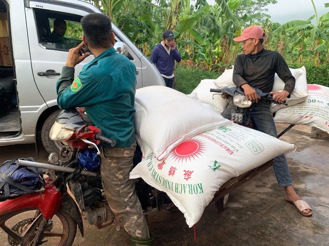 Nhiều phương tiện tham gia vận chuyển đường kính trắng nhập lậu trên biên giới. (Ảnh: Hoài Nam)