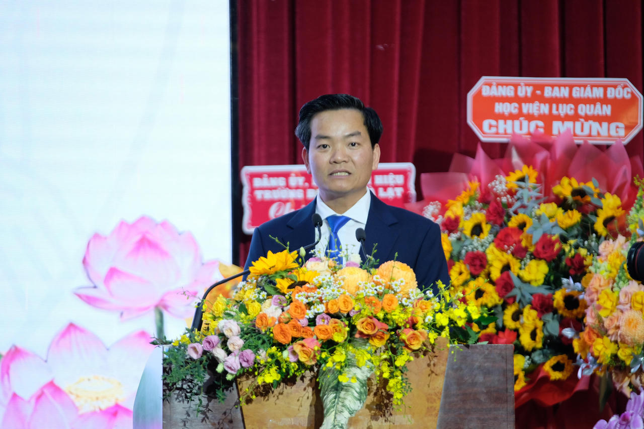 TS Mai Minh Nhật, Hiệu trưởng Trường Đại học Đà Lạt điểm lại những kết quả nổi bật của nhà trường sau 50 năm đổi mới và phát triển. Ảnh: D.N.