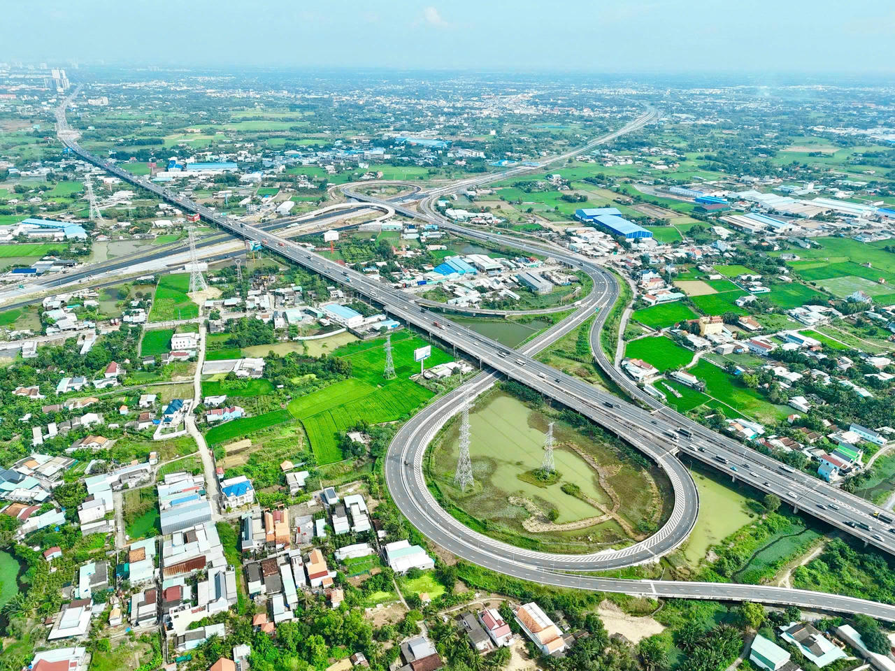 Các hạng mục hạ tầng và giao thông kết nối sân bay Long Thành đang được đẩy nhanh trước thời điểm khai thác. Ảnh: DK
