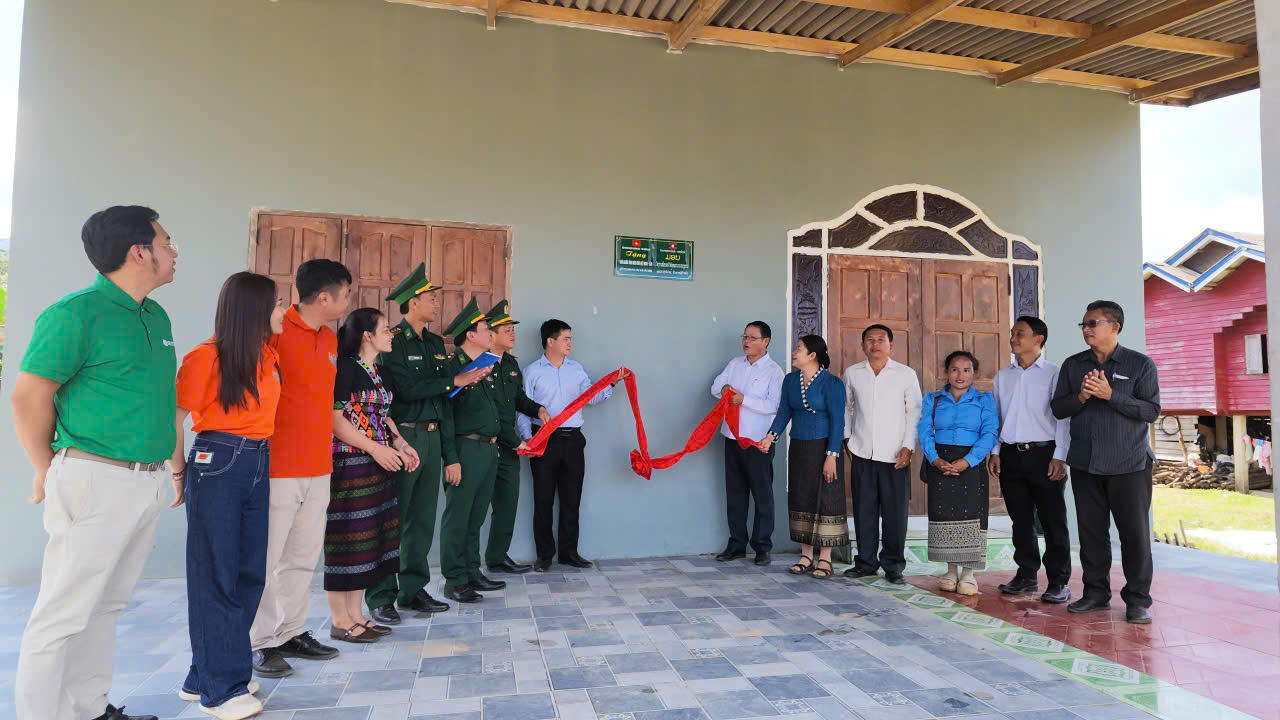 Các đại biểu cắt băng khánh thành, bàn giao nhà nghĩa tình biên giới Việt Nam - Lào. (Ảnh: BĐBP tỉnh Quảng Trị)