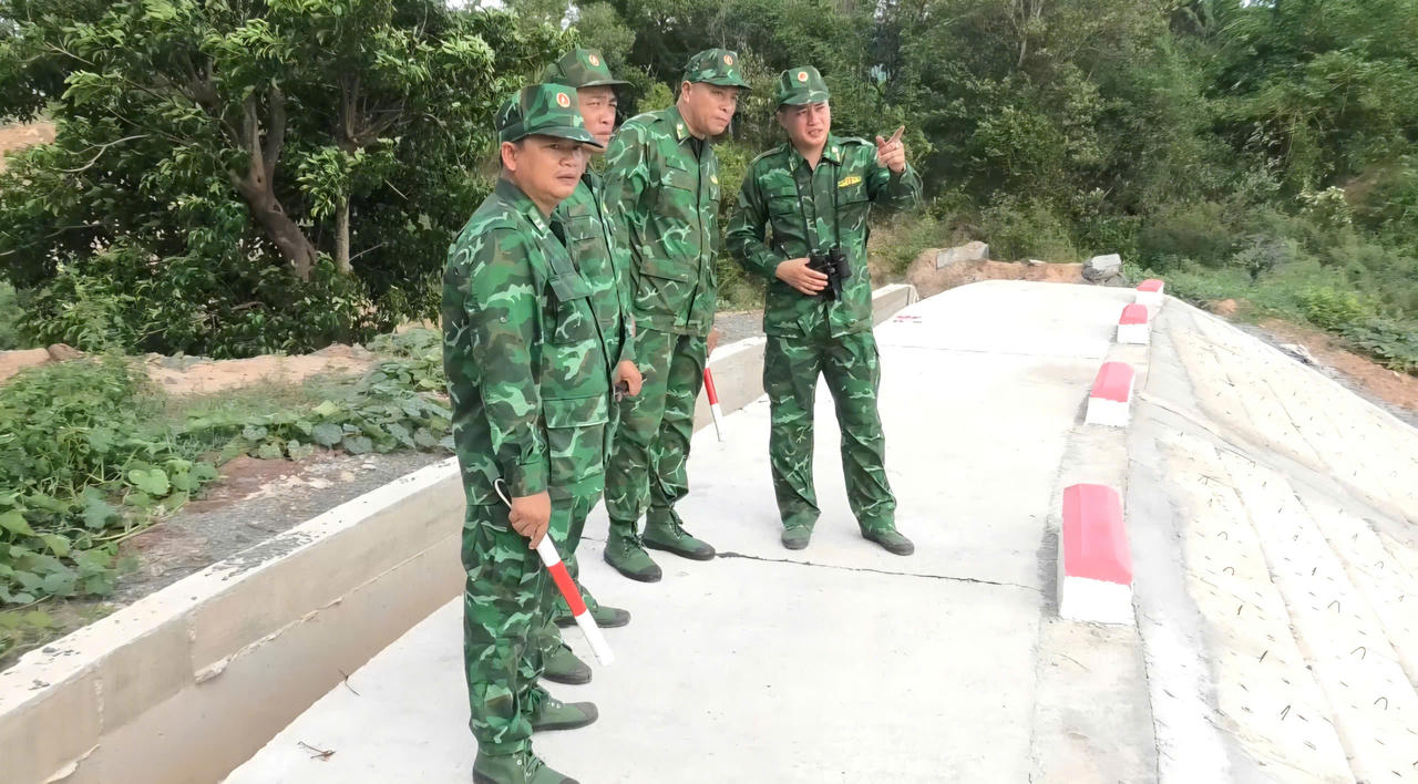 Cán bộ biên phòng kiểm tra khu vực đường biên giới Việt Nam - Lào. (Ảnh: Hoài Nam)