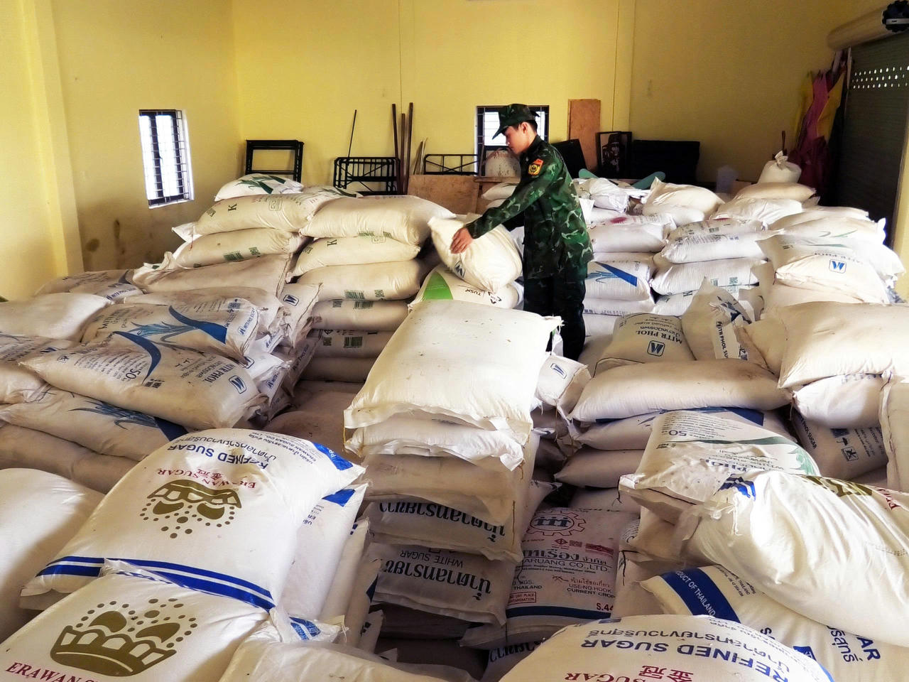 Tang vật là đường kính do Đồn Biên phòng cửa khẩu quốc tế Lao Bảo bắt giữ chờ xử lý. (Ảnh: Hoài Nam)