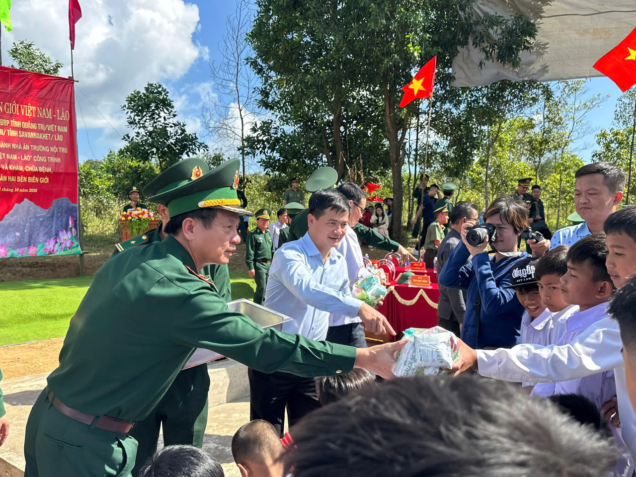 Ấm tình hữu nghị Việt Nam - Lào nơi biên giới Quảng Trị