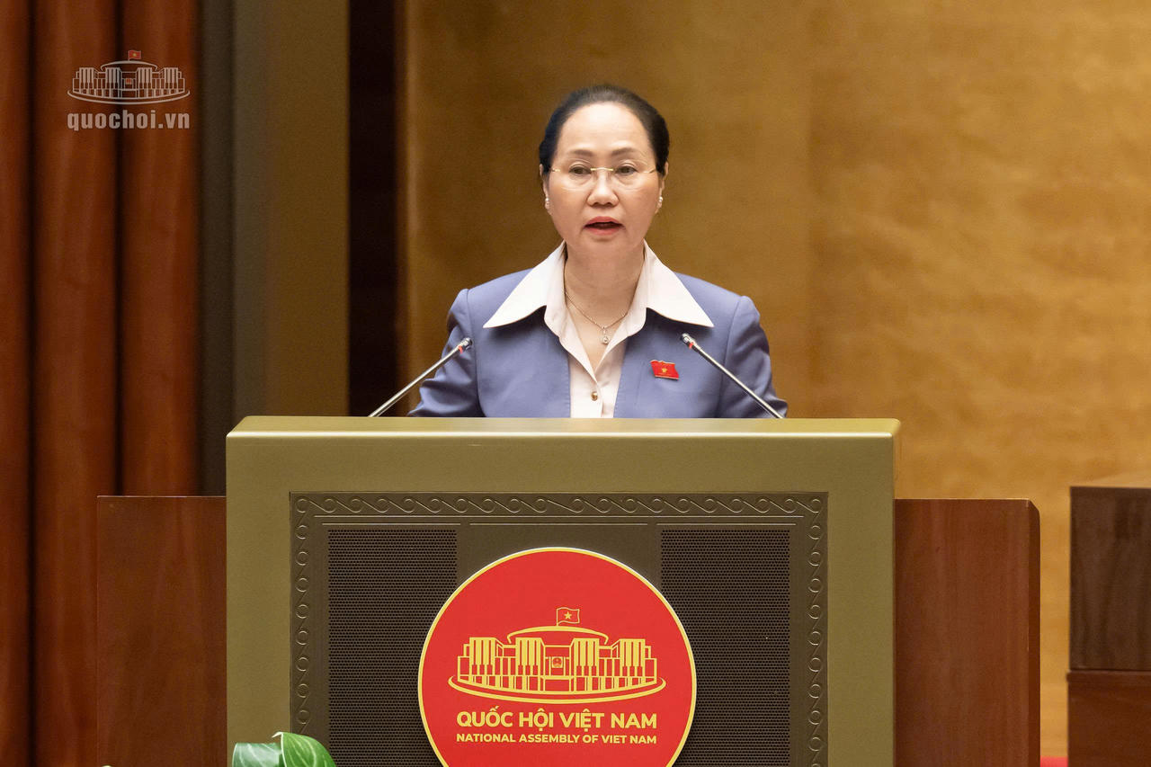 Bộ trưởng Bộ Văn hóa, Thể thao và Du lịch Lâm Thị Phương Thanh trình bày Tờ trình.