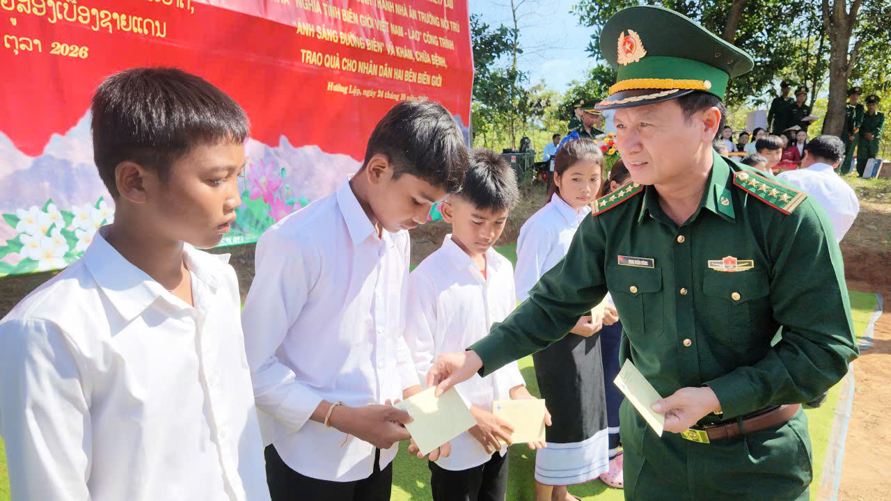 Ấm tình hữu nghị Việt Nam - Lào nơi biên giới Quảng Trị