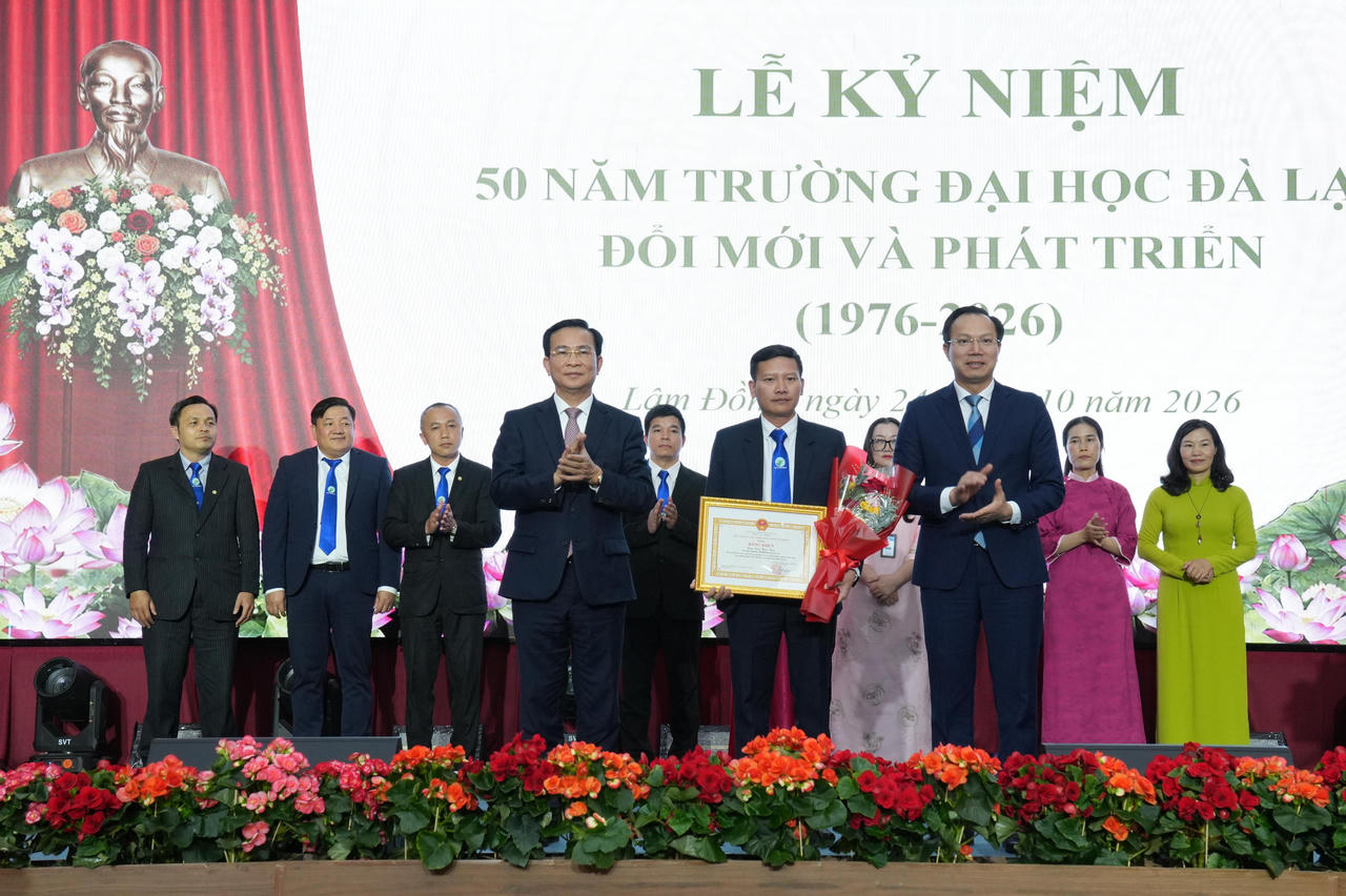 Ông Hồ Văn Mười - Chủ tịch Lâm Đồng và ông Đoàn Trung Kiên - Thứ trưởng Bộ GD&ĐT tặng khen cho các cá nhân thuộc Trường Đại học Đà Lạt có thành tích xuất sắc. Ảnh: D.N.