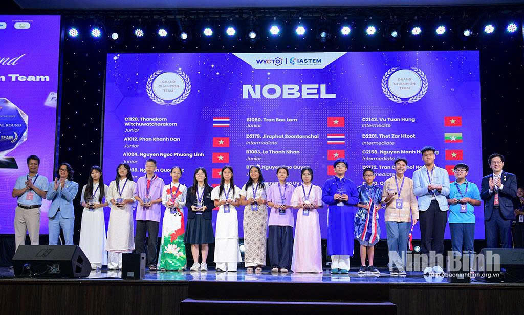 Ban tổ chức trao giải cho Đội Nobel- Nhà vô địch toàn đoàn (Grand Champion Team). Ảnh: Báo Ninh Bình