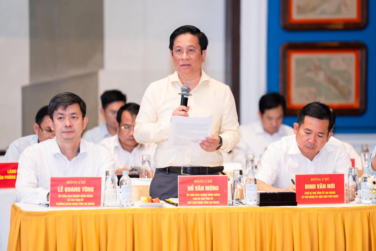 Chủ tịch UBND tỉnh An Giang Hồ Văn Mừng phát biểu. Ảnh: Khánh Thùy