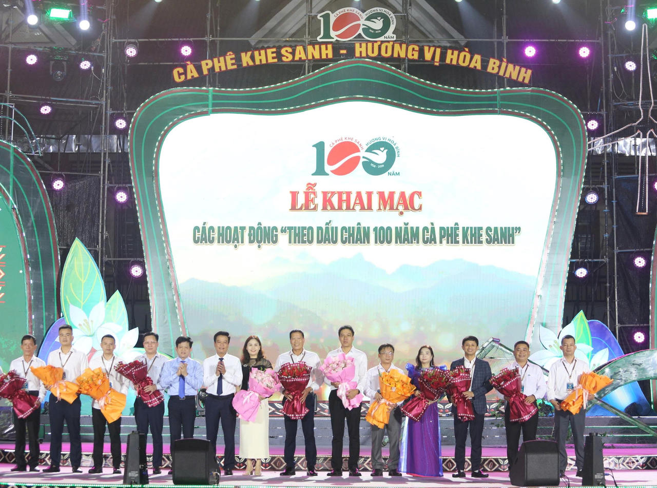 Ban tổ chức tặng hoa tri ân các nhà tài trợ đồng hành cùng chuỗi hoạt động kỷ niệm 100 năm cà phê Khe Sanh. (Ảnh: M.P)