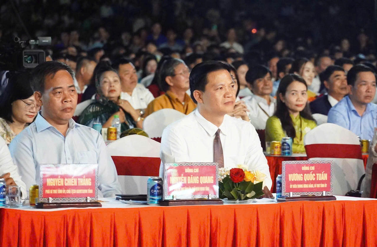 Bí thư Tỉnh ủy Quảng Trị Vương Quốc Tuấn, ông Nguyễn Đăng Quang, Phó Bí thư Tỉnh ủy, Chủ tịch HĐND tỉnh cùng các đại biểu tham dự chương trình. (Ảnh: M.P)
