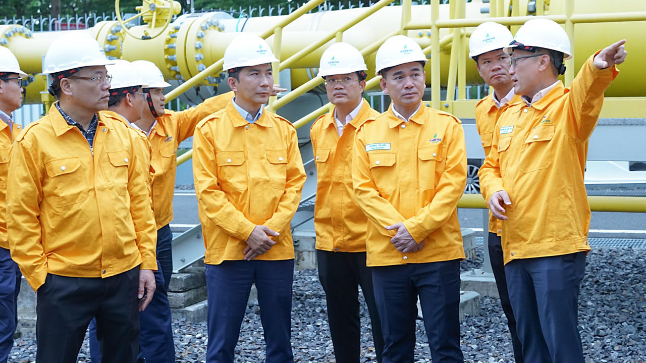 Tổng Giám đốc PV GAS Dương Trí Hội thăm và tìm hiểu hoạt động tại Kho LNG Thị Vải.