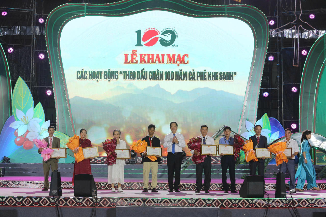 Lãnh đạo tỉnh Quảng Trị trao Bằng khen cho các tập thể, cá nhân có đóng góp vào sự phát triển ngành hàng cà phê. (Ảnh: M.P)