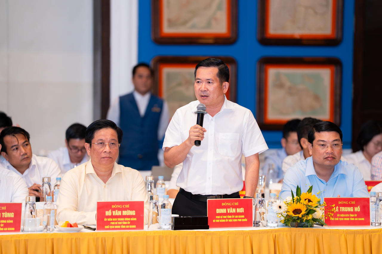 Ông Đinh Văn Nơi, Phó Bí thư Tỉnh ủy An Giang, Bí thư Đảng ủy đặc khu Phú Quốc phát biểu. Ảnh: Khánh Thùy
