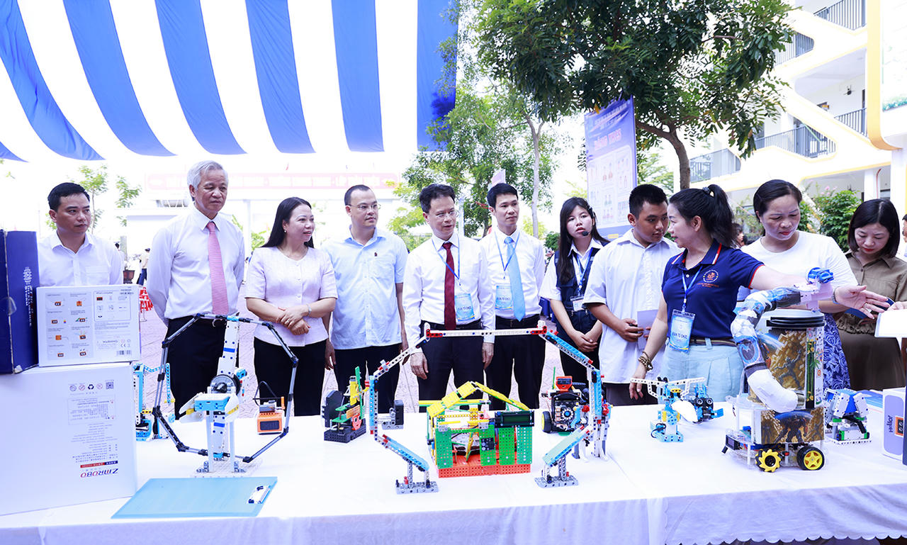 Các đại biểu tham quan mô hình tại ngày hội sáng tạo 2026. (Ảnh: Cổng TTĐT Bắc Ninh)