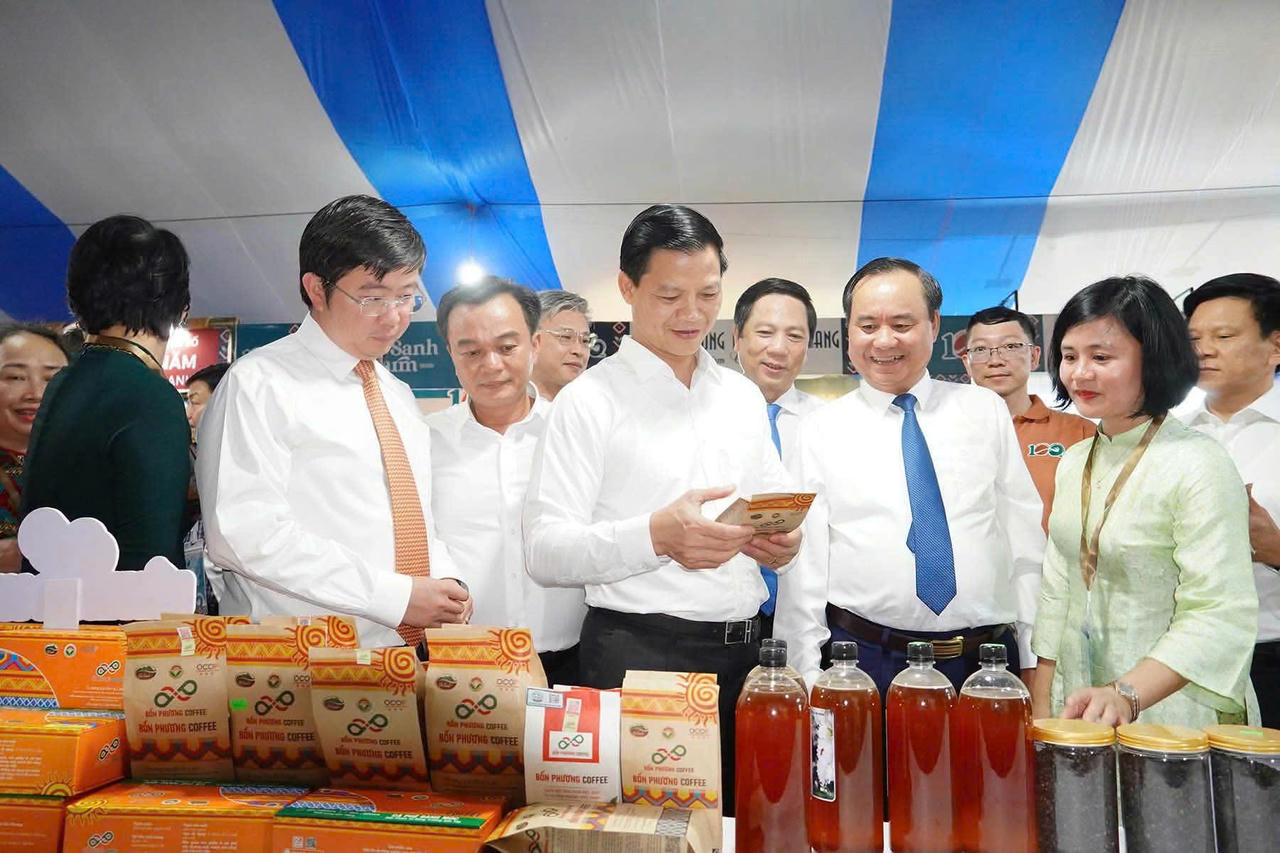 Các đại biểu thăm các gian hàng trưng bày cà phê trước lễ khai mạc. (Ảnh: M.P)