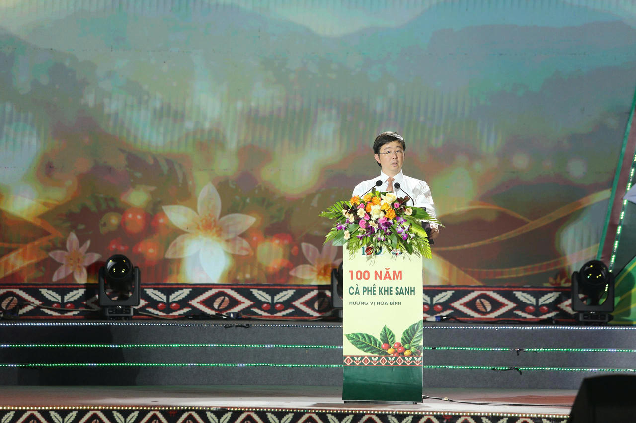 Ông Bùi Hoàng Phương, Chủ tịch UBND tỉnh Quảng Trị phát biểu khai mạc chuỗi hoạt động kỷ niệm 100 năm cà phê Khe Sanh. (Ảnh: M.P)