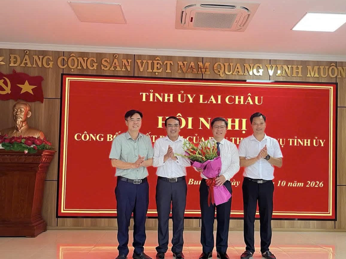 Ban Giám đốc Sở Văn hóa, Thể thao và Du lịch tỉnh Lai Châu tặng hoa chúc mừng ông Trần Mạnh Hùng nhận nhiệm vụ mới. (Ảnh: PV)