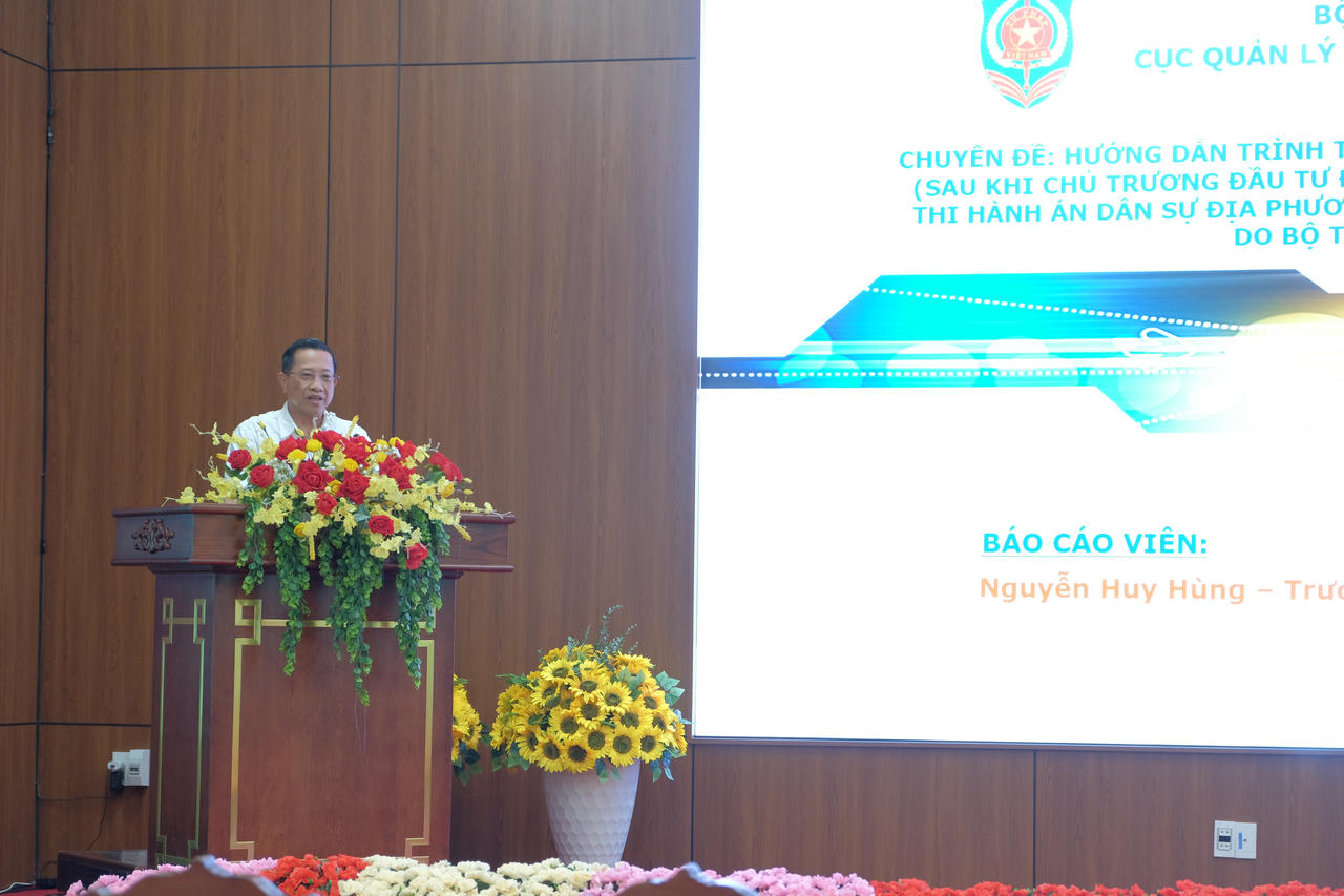 Đồng chí Nguyễn Xuân Hồng - Trưởng THADS tỉnh Gia Lai trình bày tham luận. Ảnh Thu Nguyễn.