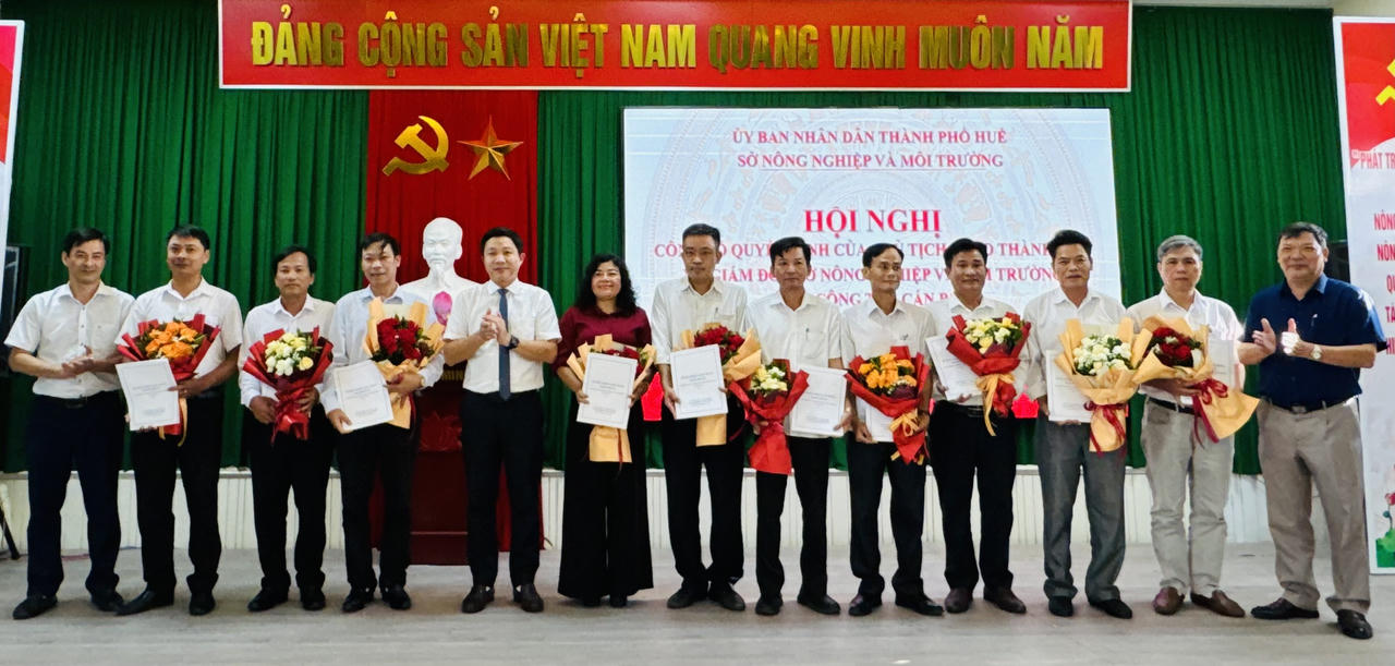 Lãnh đạo Sở Nông nghiệp và Môi trường TP Huế trao quyết định, tặng hoa chúc mừng các cán bộ được bổ nhiệm giữ chức Phó Giám đốc các ban quản lý và trung tâm trực thuộc Sở (Ảnh TB)