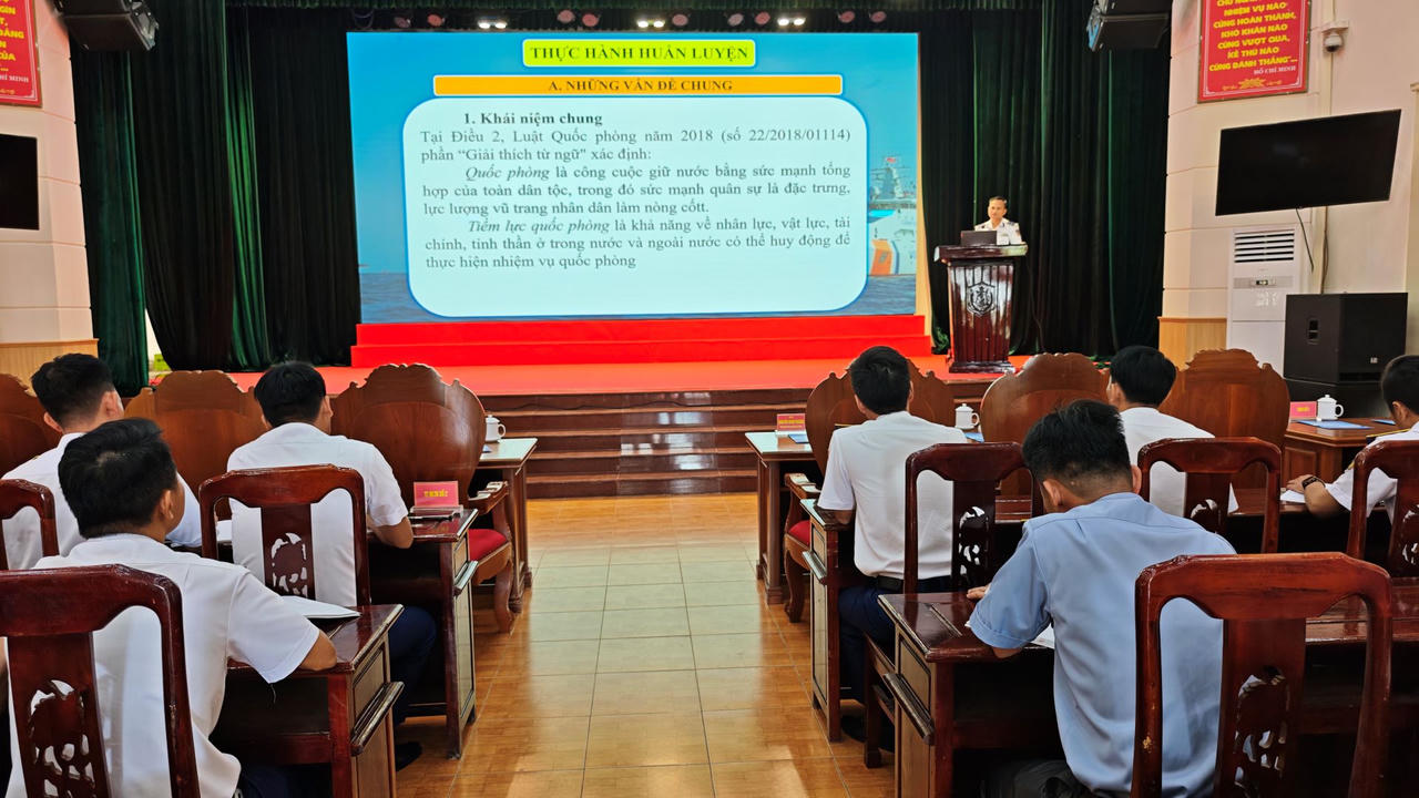 Đại tá Nguyễn Minh Khánh, Phó Tư lệnh, Tham mưu trưởng Vùng Cảnh sát biển 2 nhấn mạnh vai trò, tầm quan trọng của công tác bồi dưỡng kiến thức quốc phòng và an ninh đối với đội ngũ cán bộ trong tình hình hiện nay (ảnh Vân Anh)