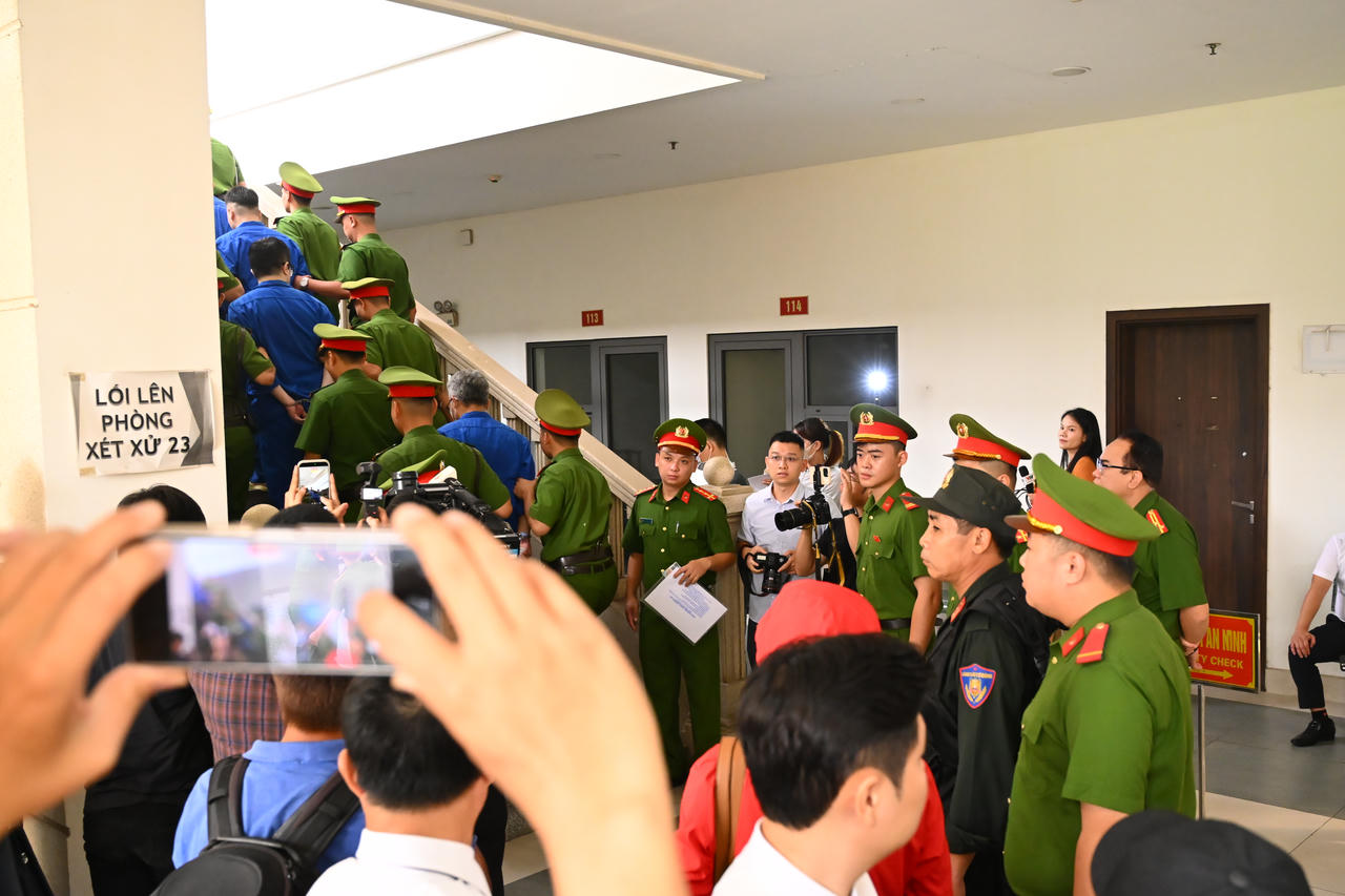 Lực lượng chức năng dẫn giải các bị cáo đến phiên toà (Ảnh: Duy Cảnh)