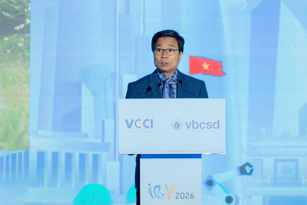 Ông Lê Hoàng Minh, Giám đốc Điều hành Sản xuất kiêm Trưởng dự án Net Zero Vinamilk trình bày tham luận “Tạo tác động vượt ra ngoài doanh nghiệp: Hành trình lan tỏa phát triển bền vững đến cộng đồng của Vinamilk” tại VCSF 2026 (Ảnh: BTC).