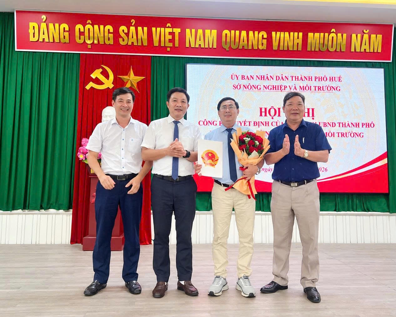 Ông Lê Ngọc Tuấn nhận quyết định bổ nhiệm và hoa chúc mừng từ lãnh đạo Sở Nông nghiệp và Môi trường TP Huế.