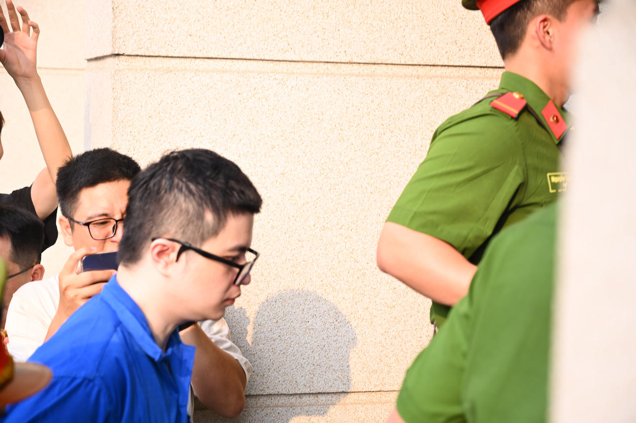 Bị cáo Mr.Pips đang được dẫn giải lên phòng xét xử tại TAND TP. Hà Nội. (Ảnh: Duy Cảnh)