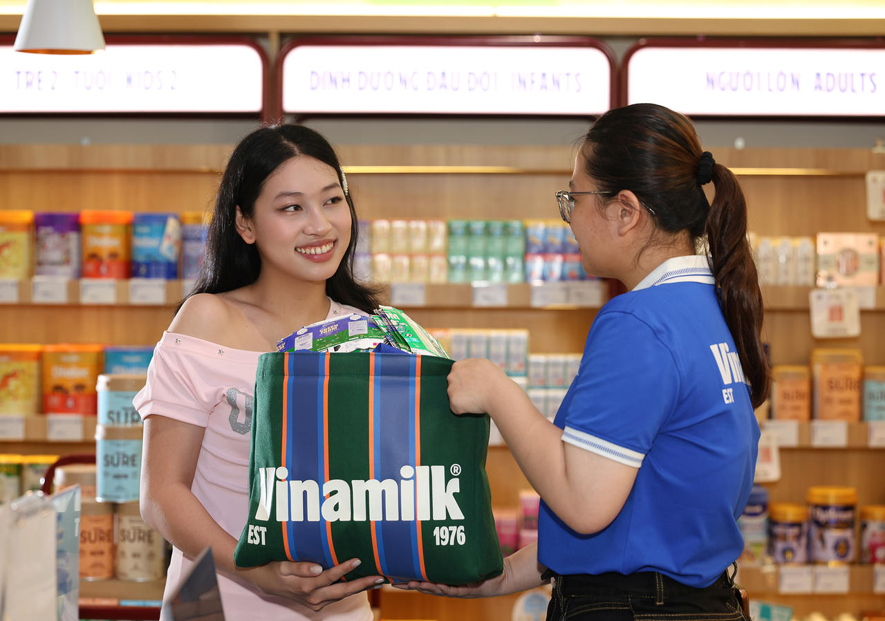 Từ những chiếc vỏ hộp sữa được giữ lại mỗi ngày, nhiều người tiêu dùng đang góp phần tạo nên một vòng đời mới cho bao bì sau sử dụng (Ảnh: Nguyễn Hoàng).