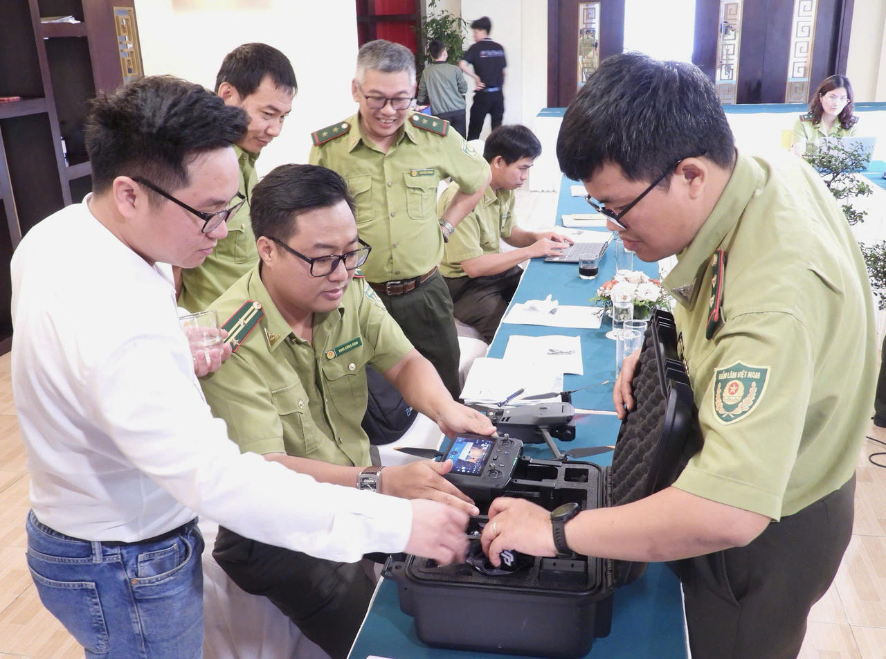 Ông Đinh Công Bình, tân Quyền Chi cục trưởng Chi cục Kiểm lâm TP Huế, kiểm tra thiết bị flycam phục vụ công tác quản lý, bảo vệ rừng (Ảnh T.B)