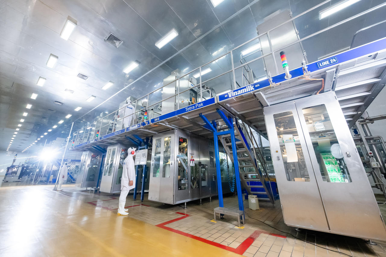 Tại Nhà máy Mega, nhiều ý tưởng cải tiến  xuất phát từ chính những người trực tiếp vận hành dây chuyền, máy móc (Ảnh: Minh Anh).