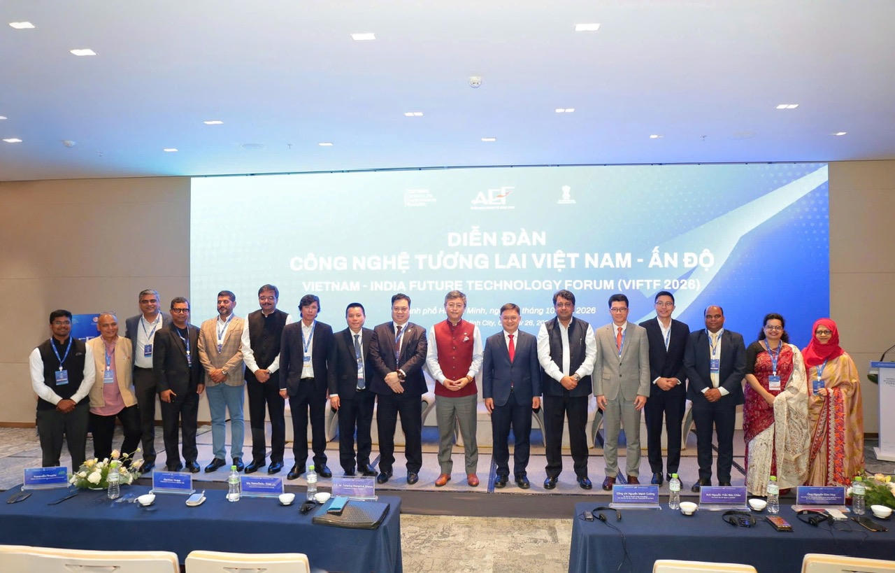 Các khách mời và lãnh đạo TP HCM chụp ảnh lưu niệm tại diễn đàn. (Ảnh: BTC).