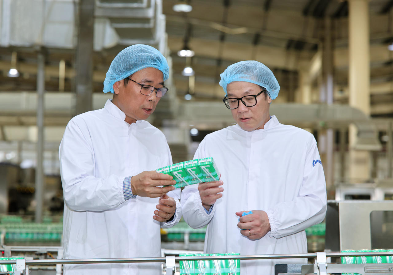 Ông Đinh Hồng Kỳ, Chủ tịch Hiệp hội Doanh nghiệp Xanh TP.HCM (bên phải) trong chuyến thăm quan Nhà máy Mega của Vinamilk (Ảnh: Nguyễn Hoàng).