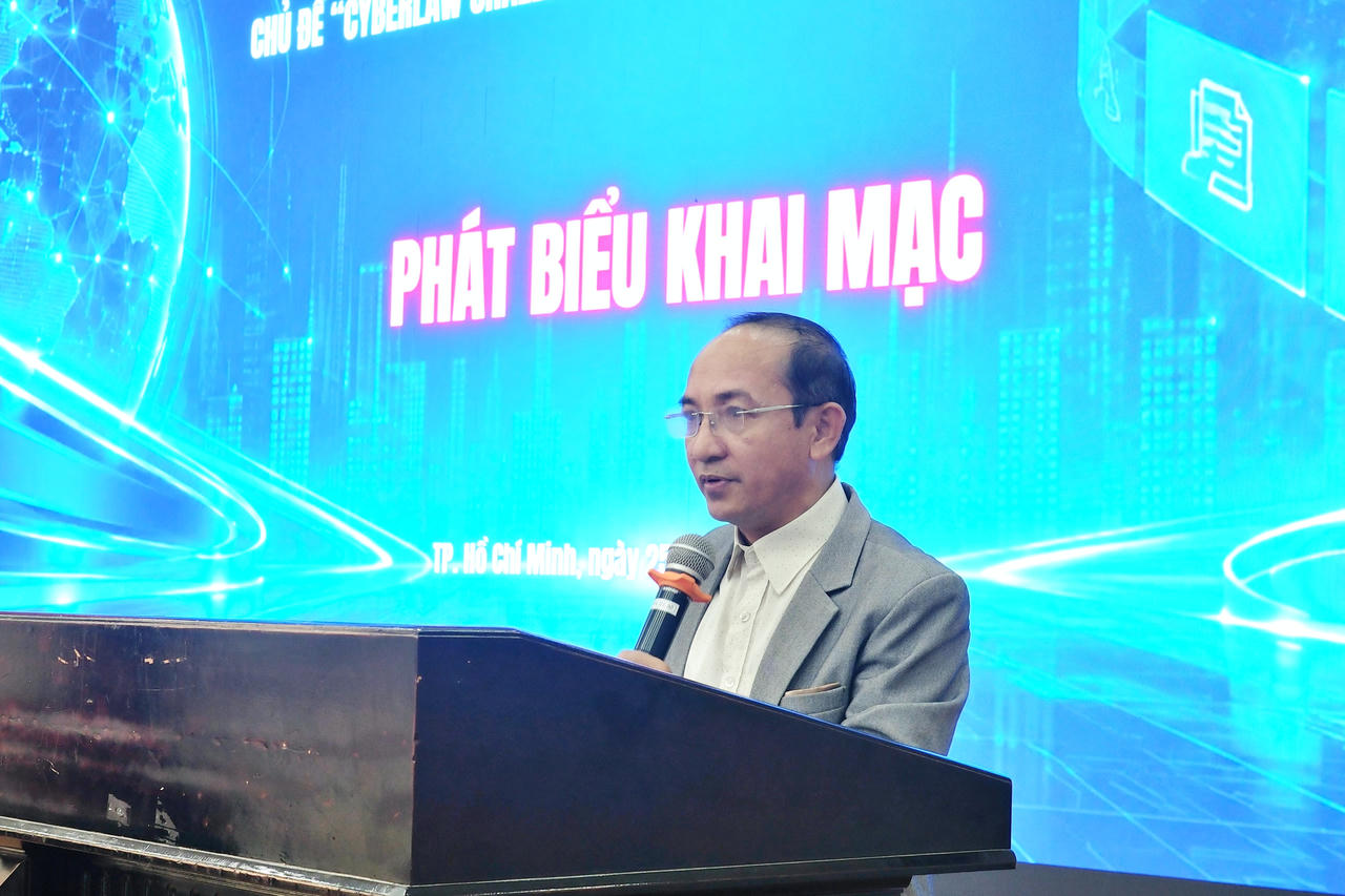 TS. GVC. Lê Văn Quyến, Phó Trưởng khoa Luật và Khoa học liên ngành, Phân hiệu Học viện Hành chính và Quản trị công tại TP HCM phát biểu. Ảnh: TU