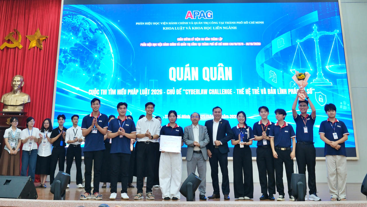 Đội “Từ A - Z” giành giải Quán quân cuộc thi. Ảnh: TU